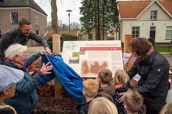 Grote belangstelling voor feestelijke opening Haarlose Veldpad in Haarlo